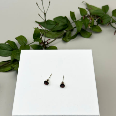 Iris Stud 5mm - Garnet